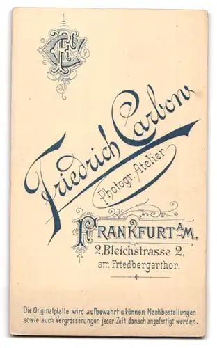 Fotografie Friedr. Carbon, Frankfurt a / M., Portrait elegant gekleidete Dame mit Kragenbrosche