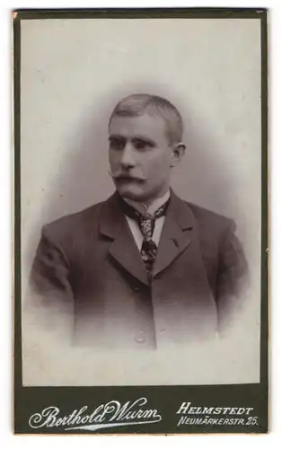 Fotografie Berthold Wurm, Helmstedt, Portrait junger Herr im Anzug mit Krawatte und Zwirbelbart