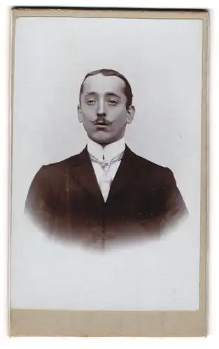 Fotografie De Vylder, Wehrheim i. T., Portrait junger Herr im Anzug mit Krawatte und Schnurrbart