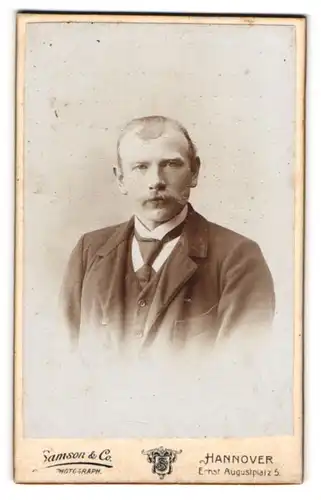 Fotografie Samson & Co., Hannover, Portrait junger Herr im Anzug mit Krawatte und Schnurrbart