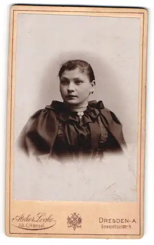Fotografie C. Hänsel, Dresden-A, Portrait junge Dame in eleganter Kleidung mit Halskette