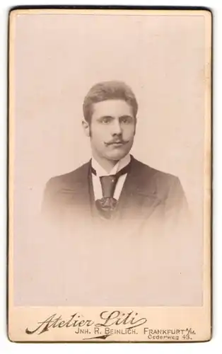 Fotografie R. Beinlich, Frankfurt a / M., Portrait junger Herr im Anzug mit Krawatte und Schnurrbart