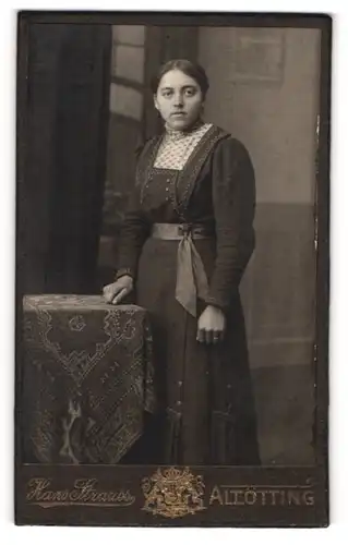 Fotografie Hans Strauss, Altötting, Portrait junge Dame im modischen Kleid an Tisch gelehnt