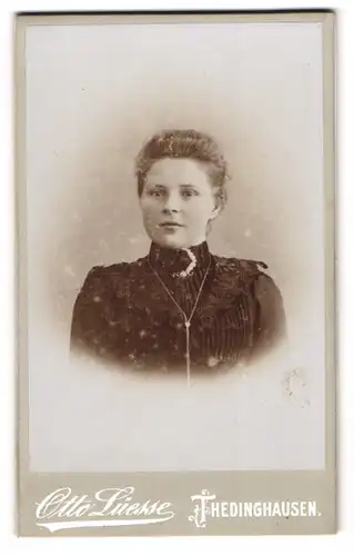 Fotografie Otto Lüesse, Thedinghausen, Portrait Fräulein mit zusammengebundenem Haar