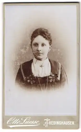 Fotografie Otto Lüesse, Thedinghausen, Portrait Fräulein mit zusammengebundenem Haar