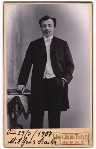 Fotografie Johs. Julius Thiele, Oberhausen, Portrait Herr in Abendgarderobe