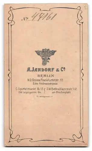 Fotografie A. Jandorf & Co., Berlin, Portrait Knabe in Anzug mit Fliege