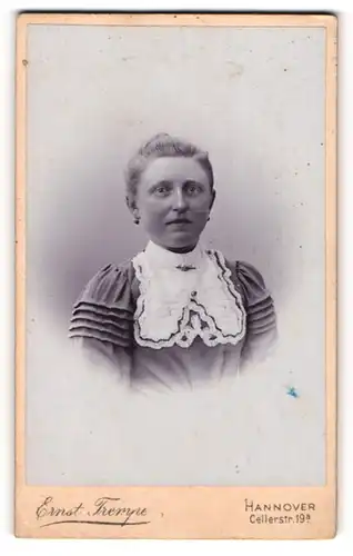 Fotografie Ernst Trempe, Hannover, Portrait Dame mit zusammengebundenem Haar