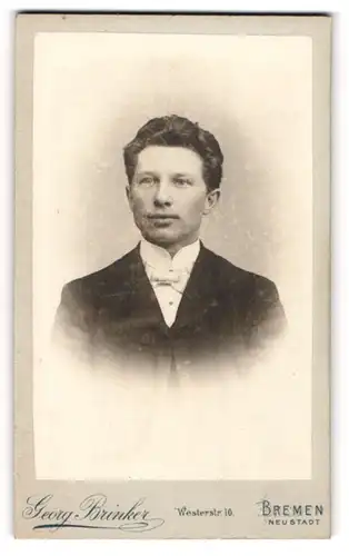 Fotografie Georg Brinker, Bremen, Portrait junger Herr in Anzug mit Fliege