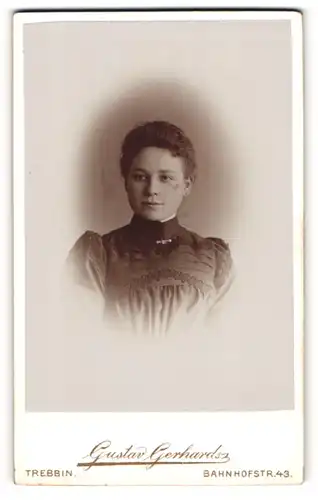 Fotografie Gustav Gerhardt, Trebbin, Portrait junge Frau mit zusammengebundenem Haar