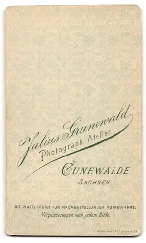 Fotografie Jul. Grunewald, Cunewalde i/S, Portrait Kleinkind in Leibchen