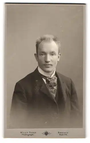 Fotografie Willy Dose, Bremen, Portrait junger Herr mit Bürstenhaarschnitt in Anzug mit Krawatte