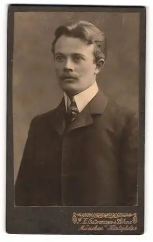 Fotografie F. X. Ostermayer & Söhne, München, Portrait eleganter Herr in Anzug mit Krawatte