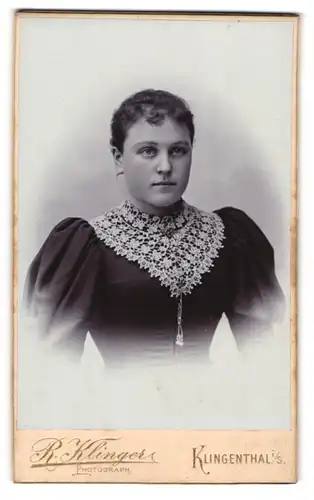 Fotografie R. Klinger, Klingenthal i/S, Portrait junge Frau mit zusammengebundenem Haar