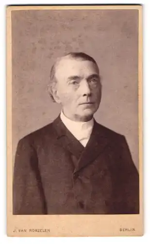 Fotografie J. van Ronzelen, Berlin, Portrait betagter Herr in Anzug mit Hemd mit Stehkragen