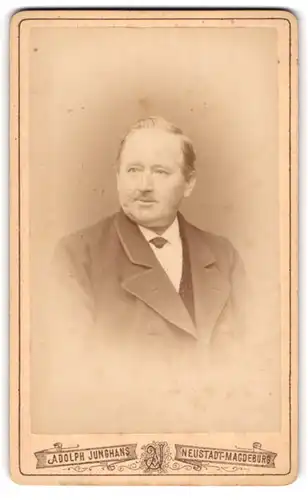 Fotografie Adolph Junghans, Magdeburg-Neustadt, Portrait Herr in Anzug