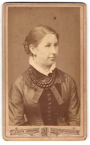 Fotografie Adolph Junghans, Magdeburg-Neustadt, Portrait junge Frau in festlicher Kleidung