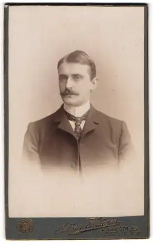 Fotografie Arthur Krüger, Berlin-NW, Portrait Herr mit Oberlippenbart in Anzug mit Krawatte