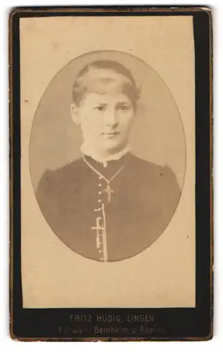 Fotografie Fritz Hüsig, Lingen, Portrait Fräulein mit Kruzifix