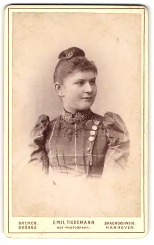 Fotografie Emil Tiedemann, Bremen, Portrait junge Dame im karierten Kleid