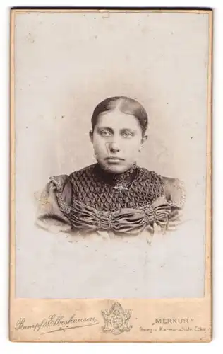Fotografie Rumpf & Elbeshausen, Hannover, Portrait junge Dame mit zurückgebundenem Haar