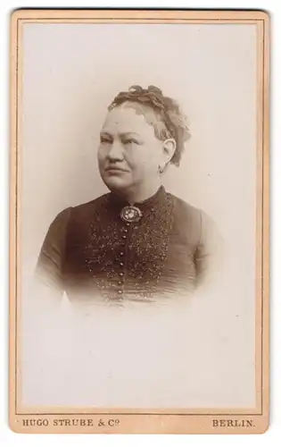 Fotografie Hugo Strube & Co., Berlin, Portrait bürgerliche Dame mit Haube und Kragenbrosche