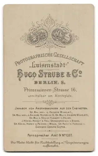 Fotografie Hugo Strube & Co., Berlin, Portrait bürgerliche Dame mit Haube und Kragenbrosche