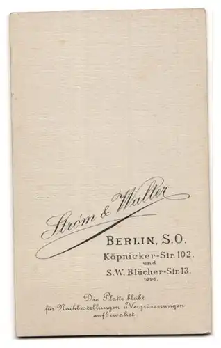 Fotografie Strom & Walter, Berlin-SO, Portrait junger Herr im Anzug mit Fliege