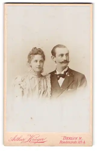 Fotografie Arthur Krüger, Berlin-N, Portrait bürgerliches Paar in eleganter Kleidung