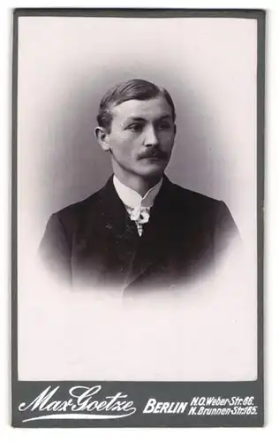 Fotografie Max Goetze, Berlin, Portrait junger Herr im eleganten Anzug mit Schnurrbart