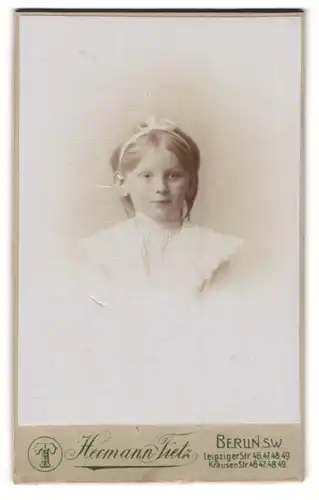 Fotografie Hermann Tietz, Berlin-SW, Portrait kleines Mädchen im hübschen Kleid mit Haarschleife