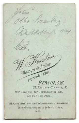 Fotografie W. Kersten, Berlin-SW, Portrait junge Dame im eleganten Kleid mit Kragenbrosche