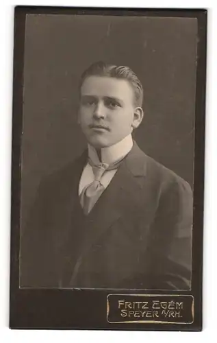 Fotografie Fritz Egem, Speyer a / Rh., Portrait junger Herr im Anzug mit Krawatte