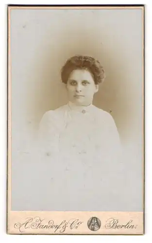 Fotografie A. Jandorf & Co., Berlin, Portrait junge Dame in weisser Kleidung