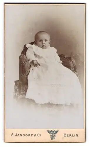 Fotografie A. Jandorf & Co., Berlin, Portrait niedliches Baby im langen weissen Kleid