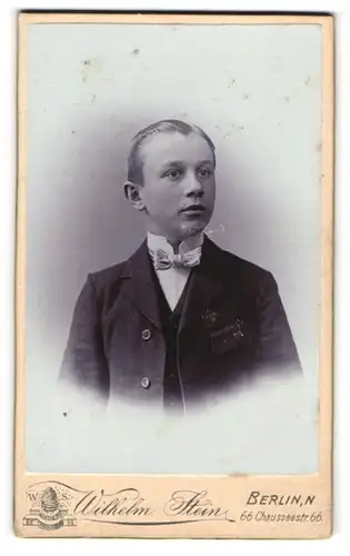 Fotografie Wilhelm Stein, Berlin-N, Portrait junger Mann im Anzug mit Fliege