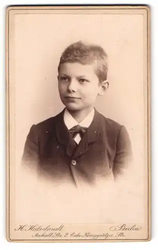 Fotografie H. Haberlandt, Berlin, Portrait kleiner Junge im Anzug mit Fliege