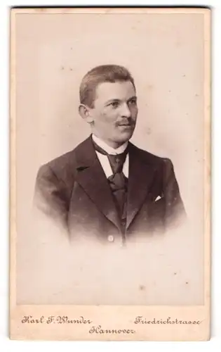 Fotografie Karl F. Wunder, Hannover, Portrait junger Herr im Anzug mit Krawatte und Schnurrbart