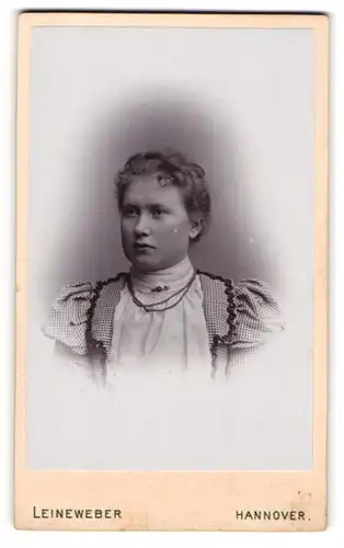 Fotografie Leineweber, Hannover, Portrait modisch gekleidete Dame mit Halskette