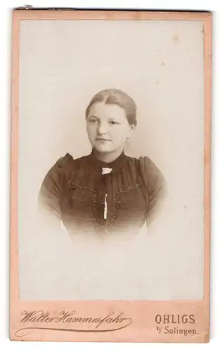 Fotografie Walter Hammesfahr, Ohligs, Portrait junge Dame mit zurückgebundenem Haar