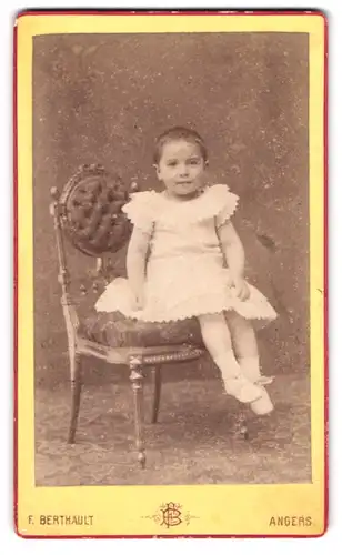 Fotografie F. Berthault, Angers, Portrait kleines Mädchen im weissen Kleid auf Stuhl sitzend