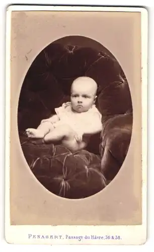 Fotografie G. Penabert, Paris, Portrait niedliches Baby im weissen Hemd auf Sessel sitzend