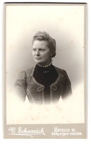 Fotografie V. Scheurich, Berlin-W, Portrait bürgerliche Dame im modischen Kleid