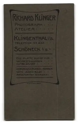 Fotografie Richard Klinger, Klingenthal i / S., Portrait junge Dame in zeitgenössischer Kleidung