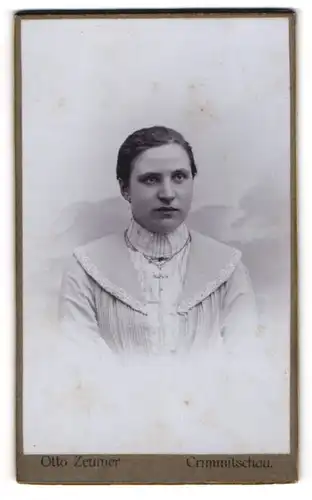 Fotografie Otto Zeumer, Crimmitschau, Portrait junge Dame mit zurückgebundenem Haar