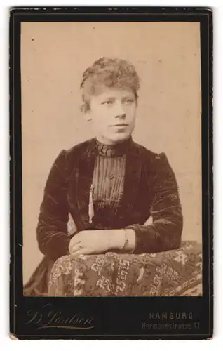 Fotografie W. Paulsen, Hamburg, Portrait junge Dame im Samtkleid mit Armband