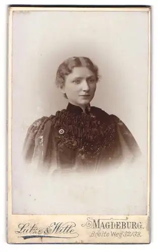 Fotografie Lutze & Witte, Magdeburg, Portrait junge Dame in eleganter Kleidung