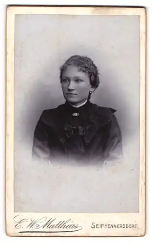 Fotografie E. W. Matthias, Seifhennersdorf, Portrait junge Dame mit zurückgebundenem Haar