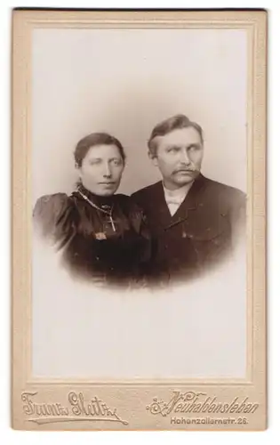 Fotografie Franz Gleitz, Neuhaldensleben, Portrait bürgerliches Paar in eleganter Kleidung