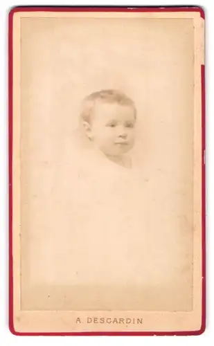 Fotografie A. Desgardin, Saint-Brieuc, Portrait niedliches Kleinkind mit kurzen Haaren